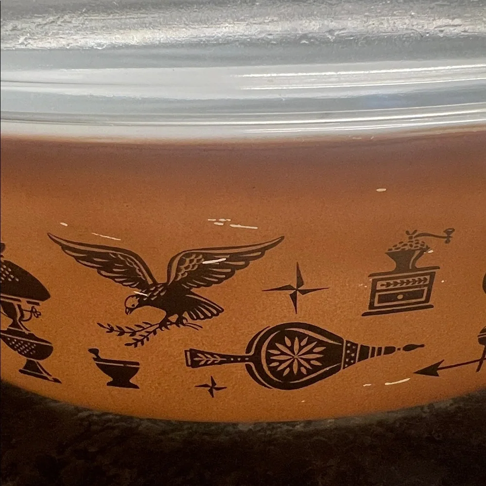 Vintage Pyrex Early American Glass Casserole Dish with Lid 22ct gold ex cond